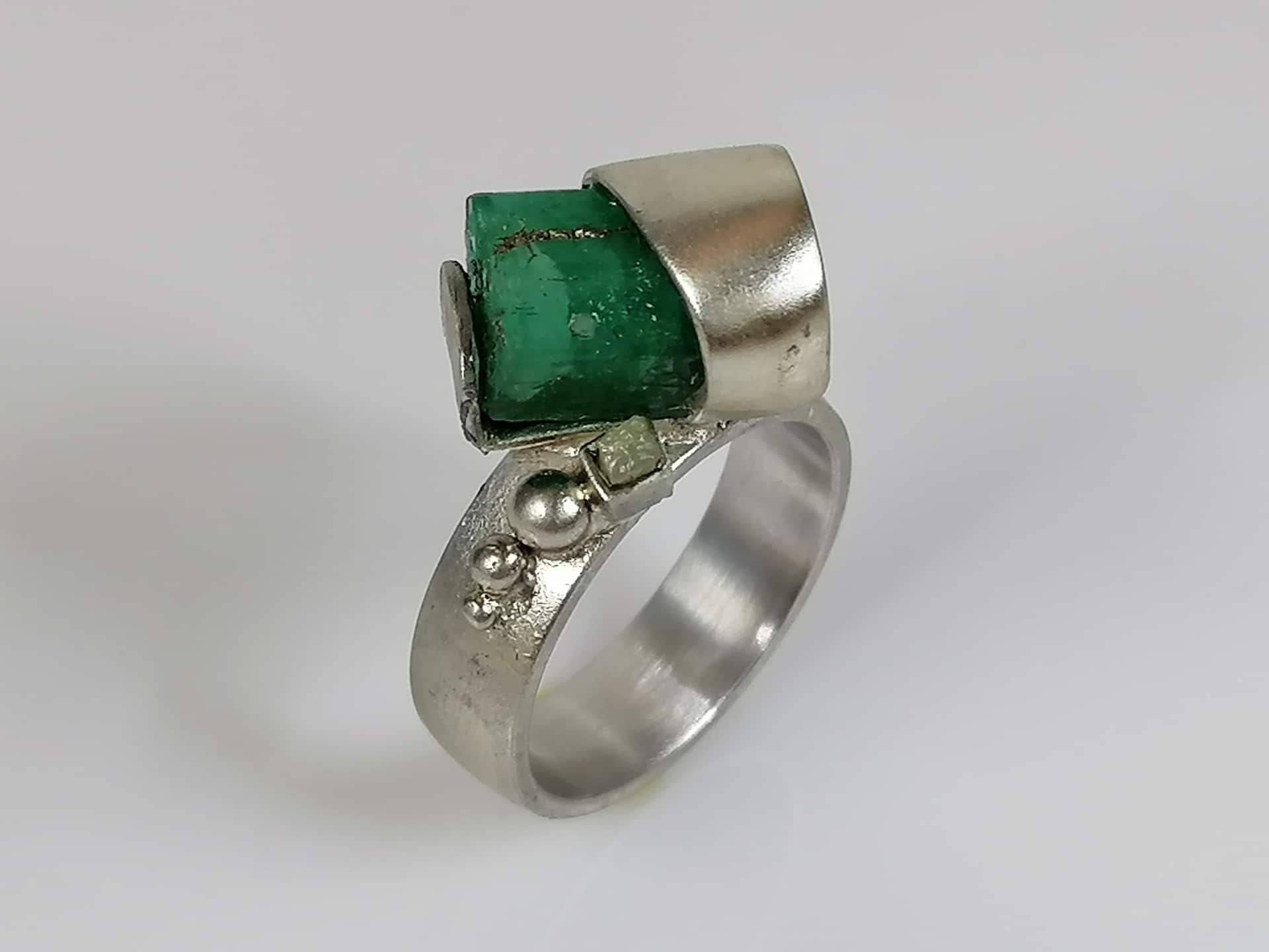 Ring mit Smaragd u. Rohdiamant aus dem Goldsxhmiede-Workshop