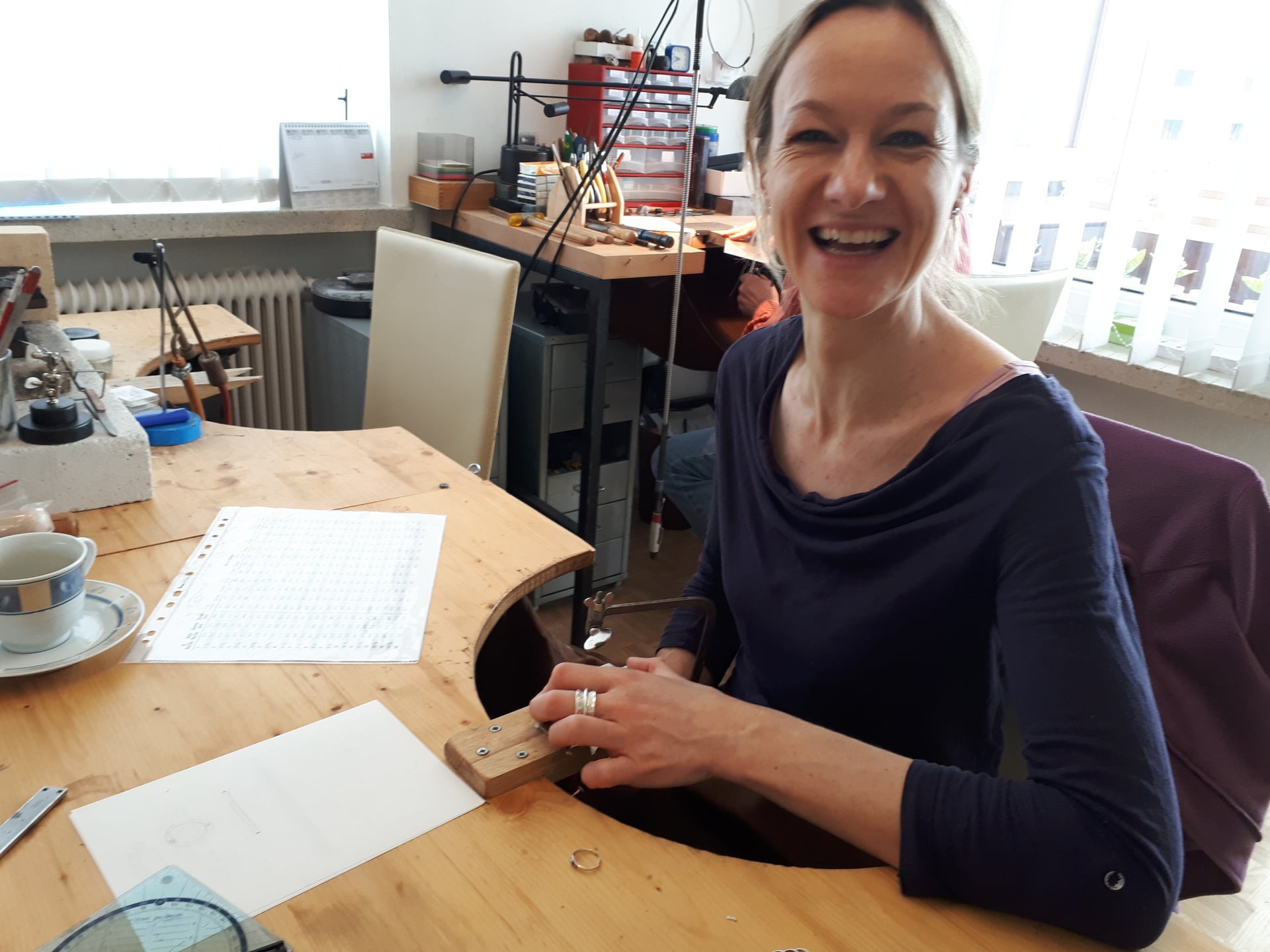 Kursteilnehmerin im Goldschmiedekurs