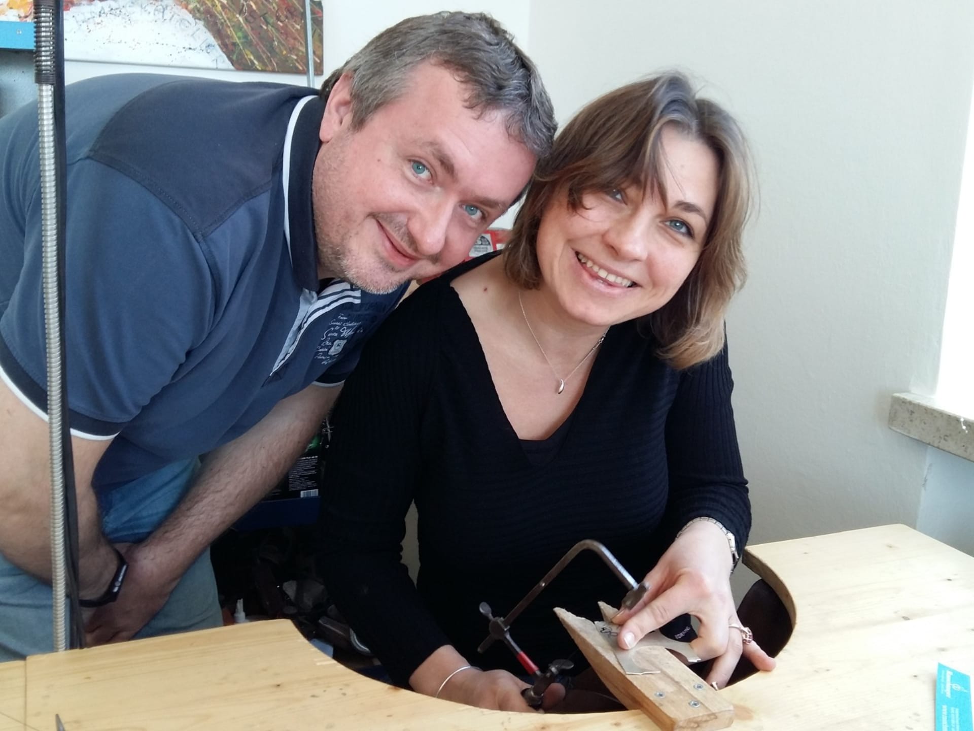 Kursteilnehmer anfertigen von 2 Engeln