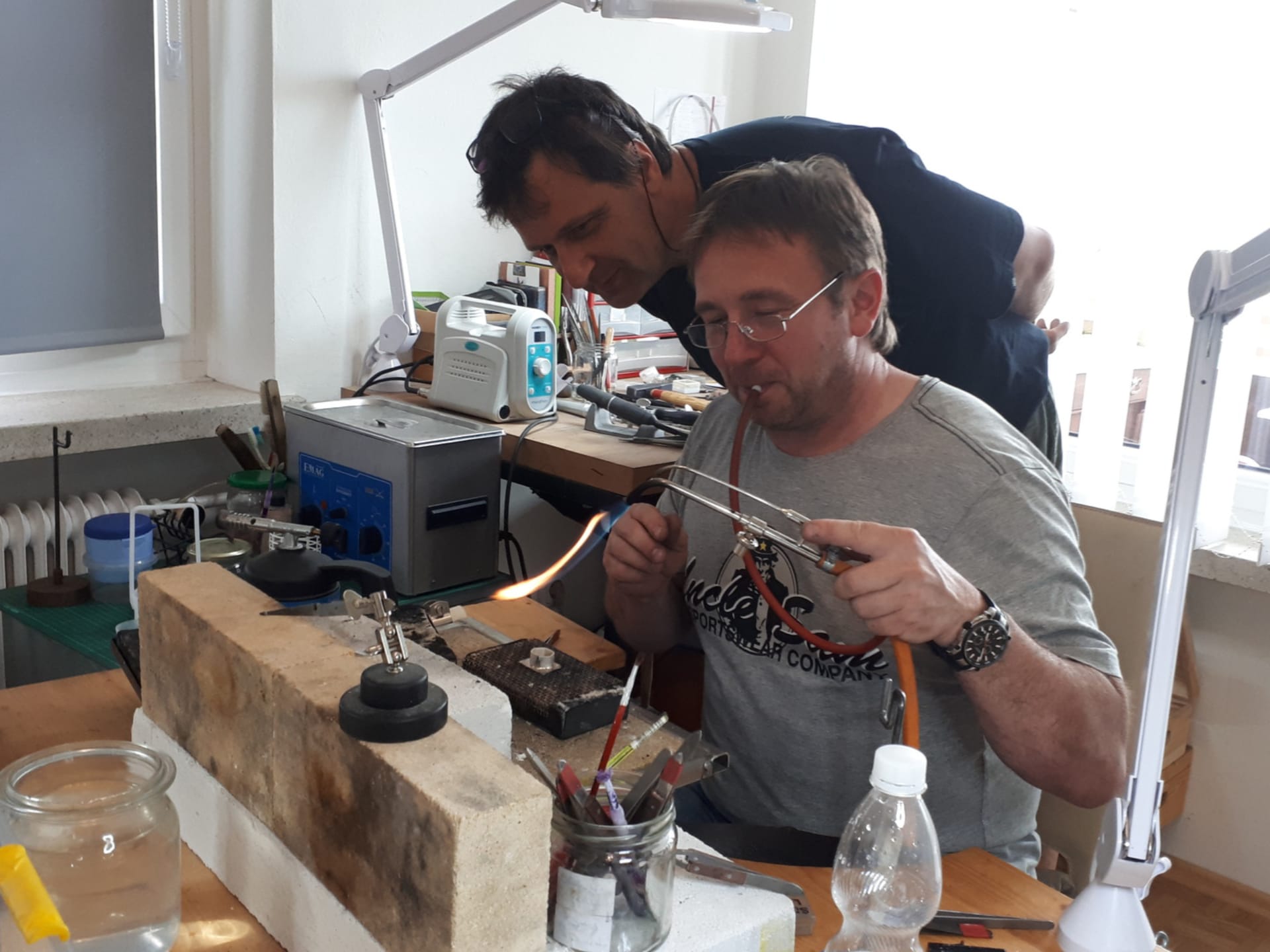 Kursteilnehmer beim Löten eines Anhängers